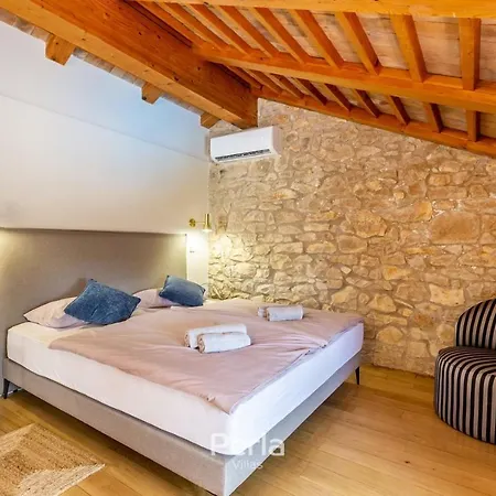 Charming Stone Cx With Large 50m2 Heated Pool *