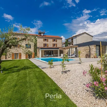 Charming Stone Cx With Large 50m2 Heated Pool