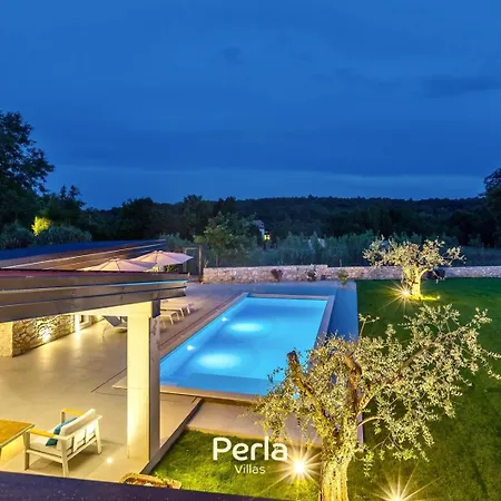 Charming Stone Cx With Large 50m2 Heated Pool