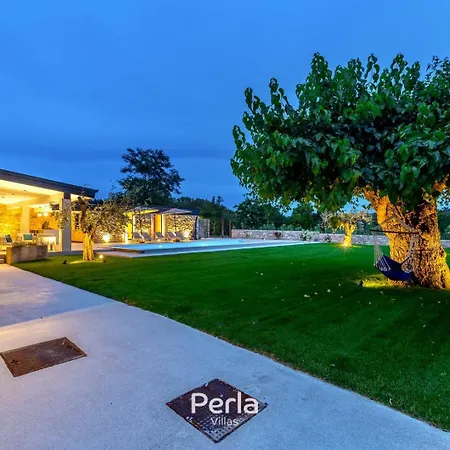 Charming Stone Cx With Large 50m2 Heated Pool Villa