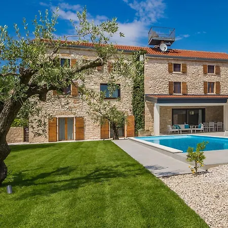 Charming Stone Cx With Large 50m2 Heated Pool *