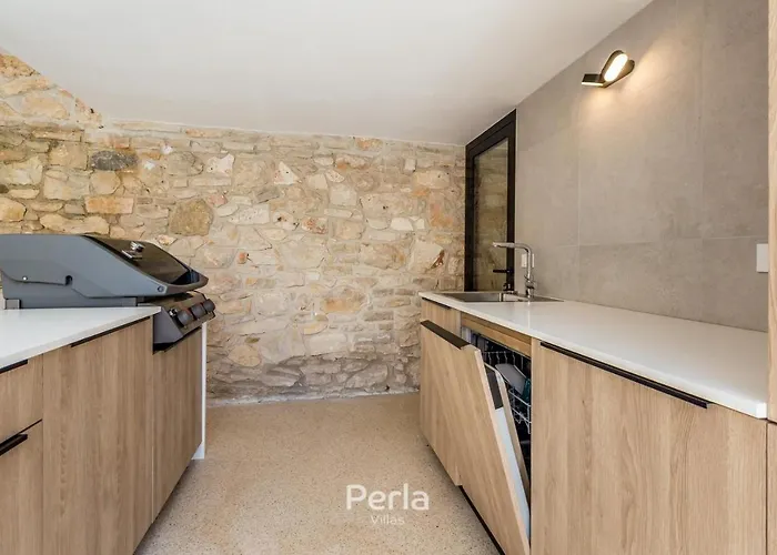 Charming Stone Cx With Large 50m2 Heated Pool 빌라