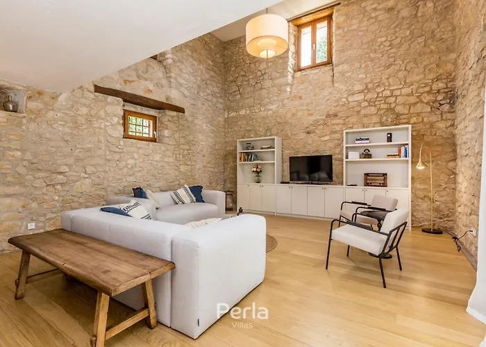 Charming Stone Cx With Large 50m2 Heated Pool 빌라