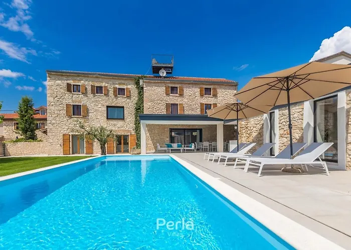 Charming Stone Cx With Large 50m2 Heated Pool 브르토니글라