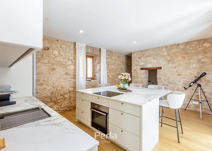 빌라 Charming Stone Cx With Large 50m2 Heated Pool