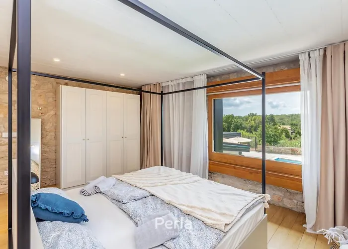 Charming Stone Cx With Large 50m2 Heated Pool *