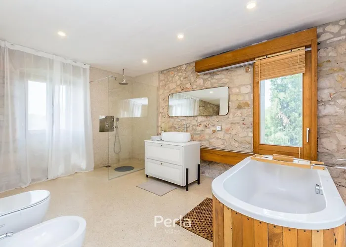 Charming Stone Cx With Large 50m2 Heated Pool