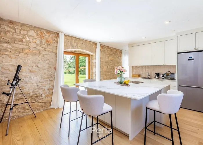 Charming Stone Cx With Large 50m2 Heated Pool 브르토니글라