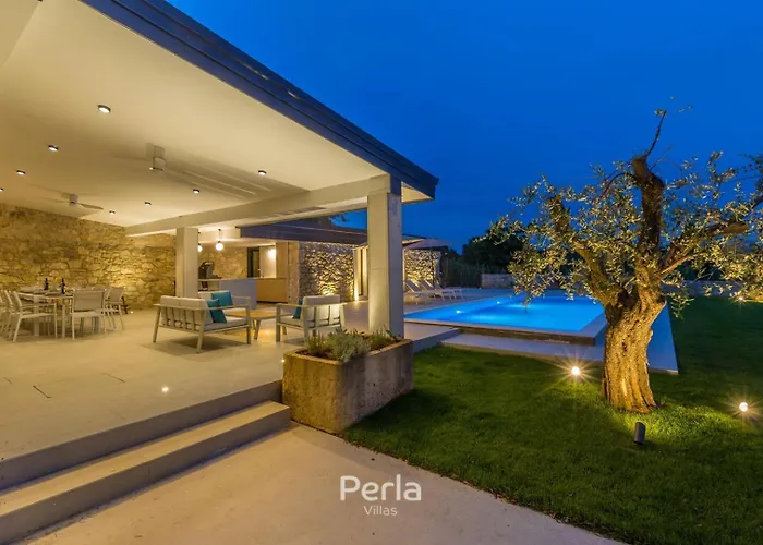 Charming Stone Cx With Large 50m2 Heated Pool 브르토니글라