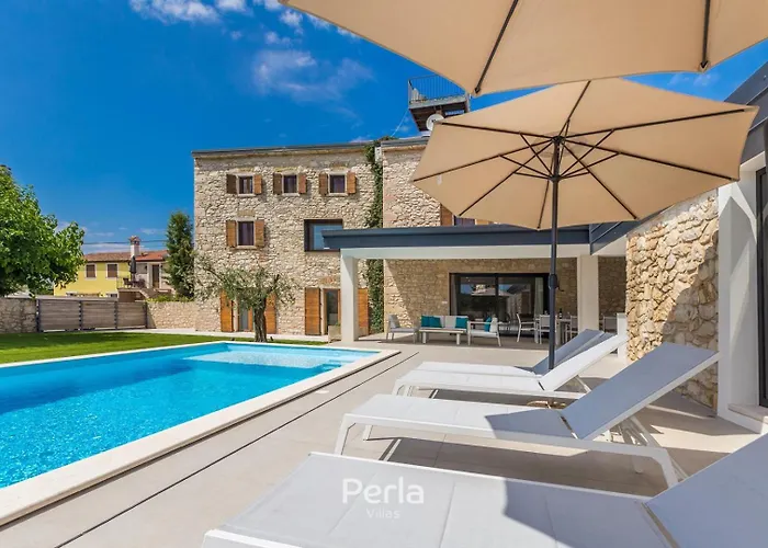 빌라 Charming Stone Cx With Large 50m2 Heated Pool 브르토니글라