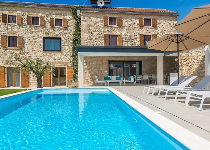 Charming Stone Cx With Large 50m2 Heated Pool 브르토니글라